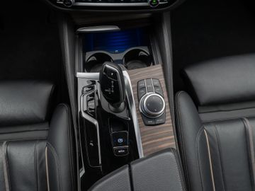 Fahrzeugabbildung BMW 520d xD Luxury Line Kamera HUD DAB HiFi DisplKey