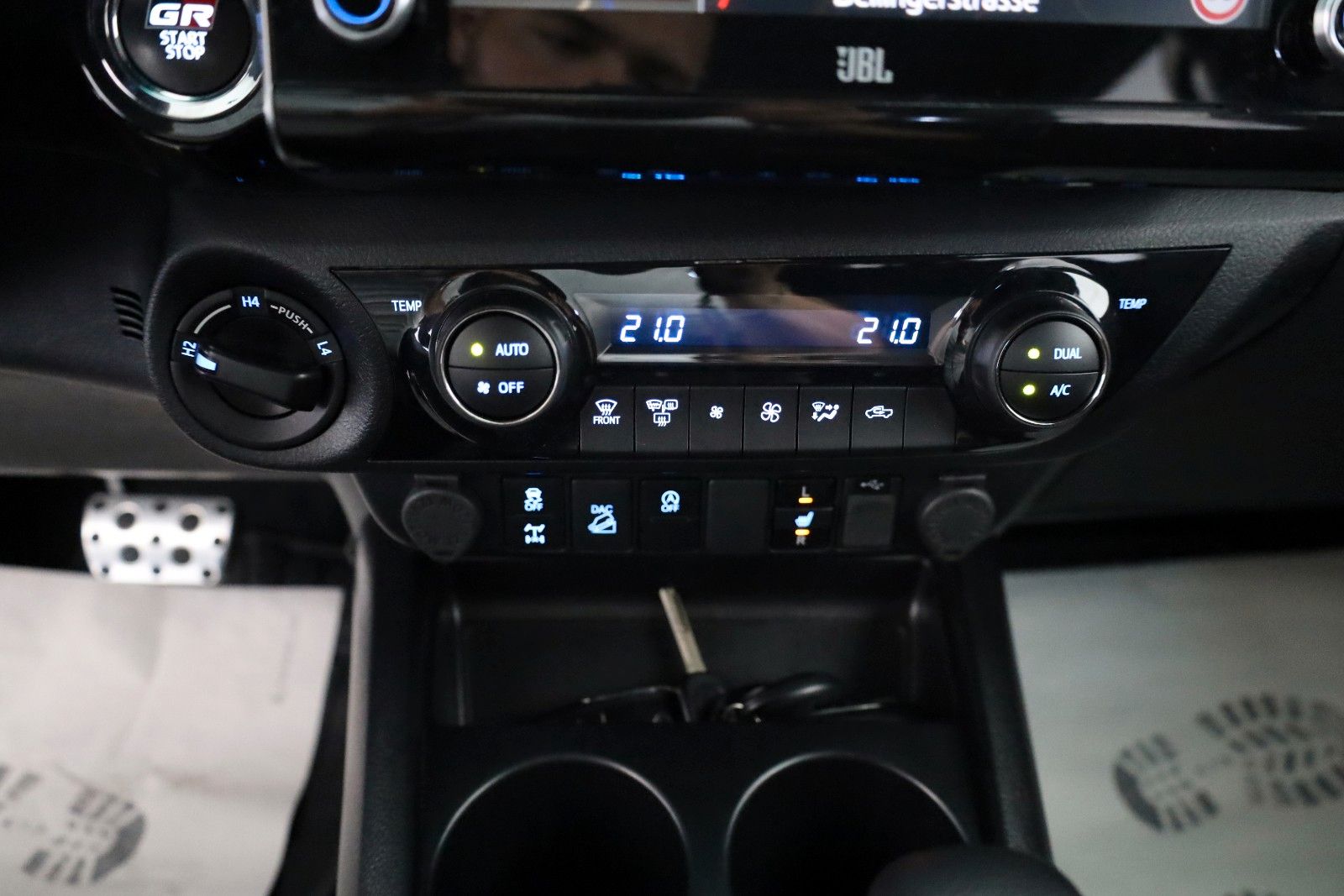 Fahrzeugabbildung Toyota Hilux 2.8 D-4D GR Sport,Alcantara,ACC,Rollo, AHK
