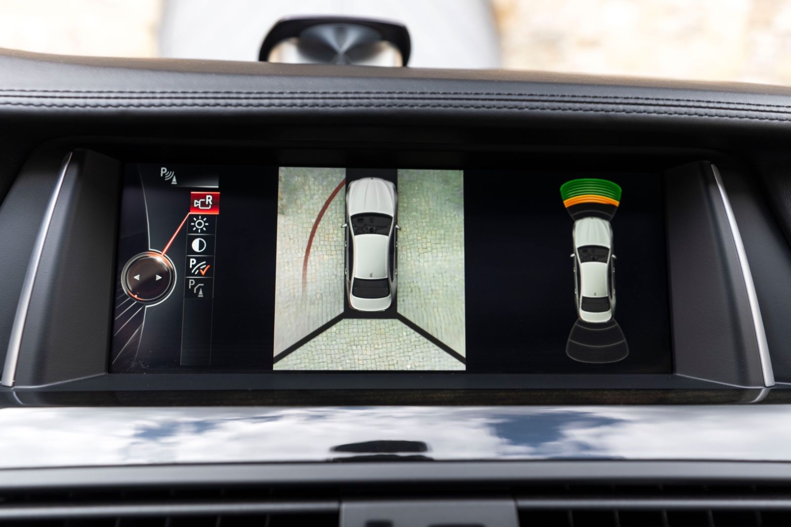 Fahrzeugabbildung BMW 550IX M-SPORTPAKET HUD B&O ACC HUD KAM TOTW