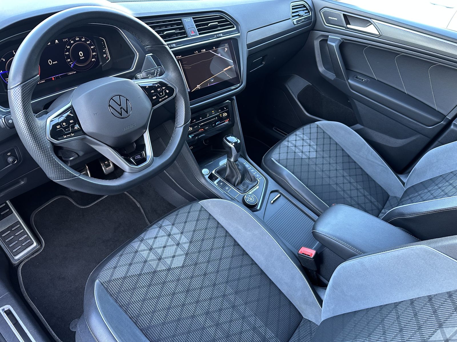Fahrzeugabbildung Volkswagen Tiguan Allspace R-Line 4M NAV+LED+AHK+20ZO+360°