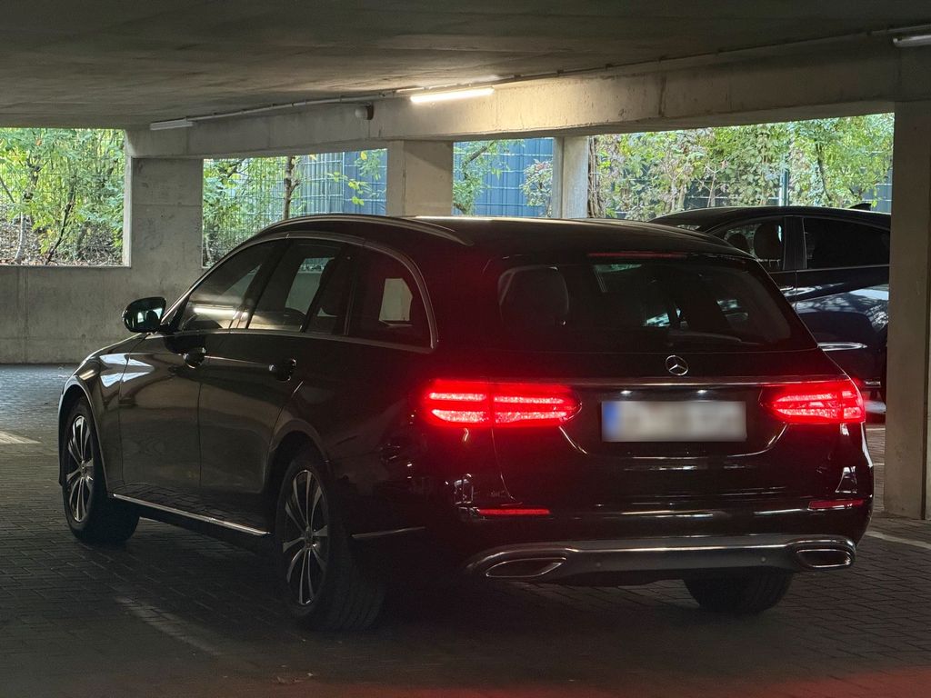 Image of Mercedes-Benz E 220