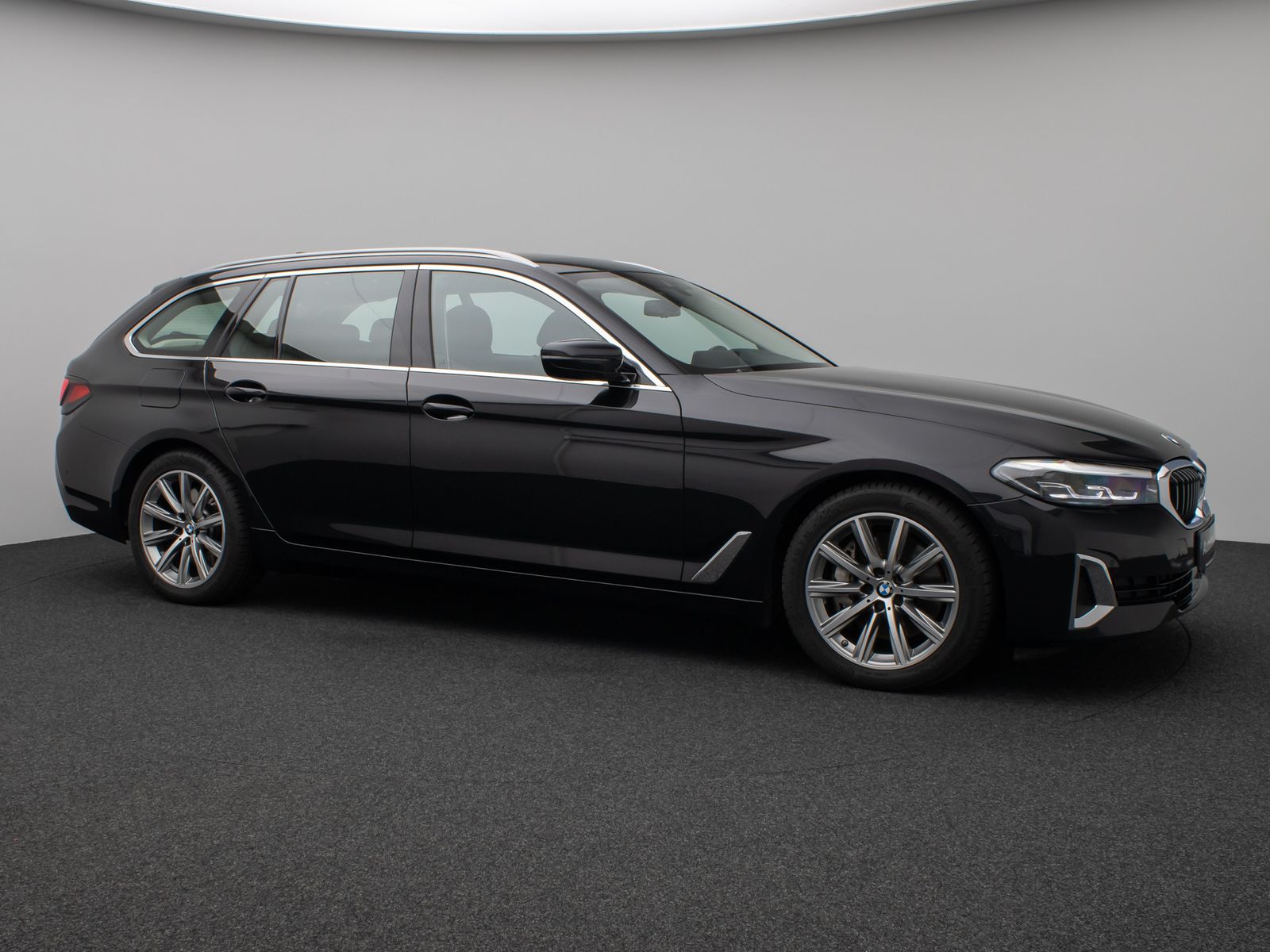 Fahrzeugabbildung BMW 530d LuxuryLine Panorama Kamera HiFi AHK Komfort