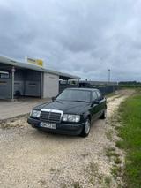 Mercedes-Benz E 230 - schwarze Mercedes-Benz E 230