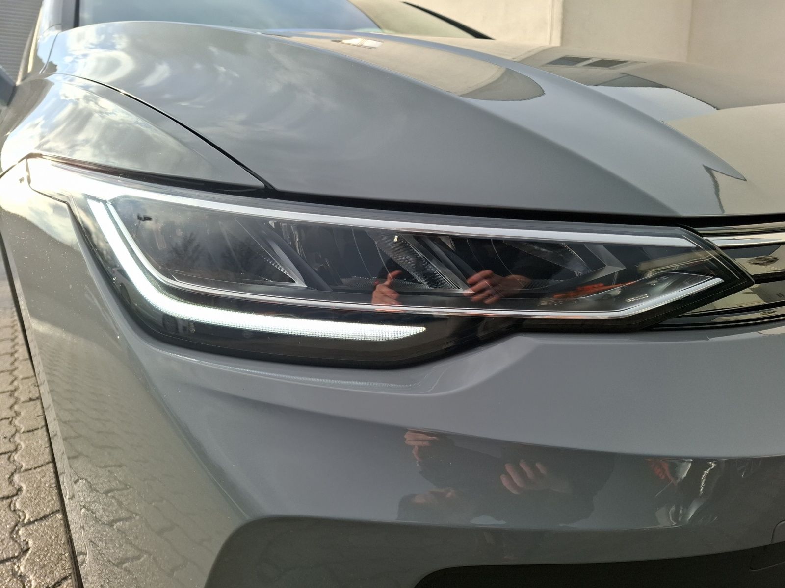 Fahrzeugabbildung Volkswagen Golf VIII Variant TSI Life STH LED Navi ACC HUD