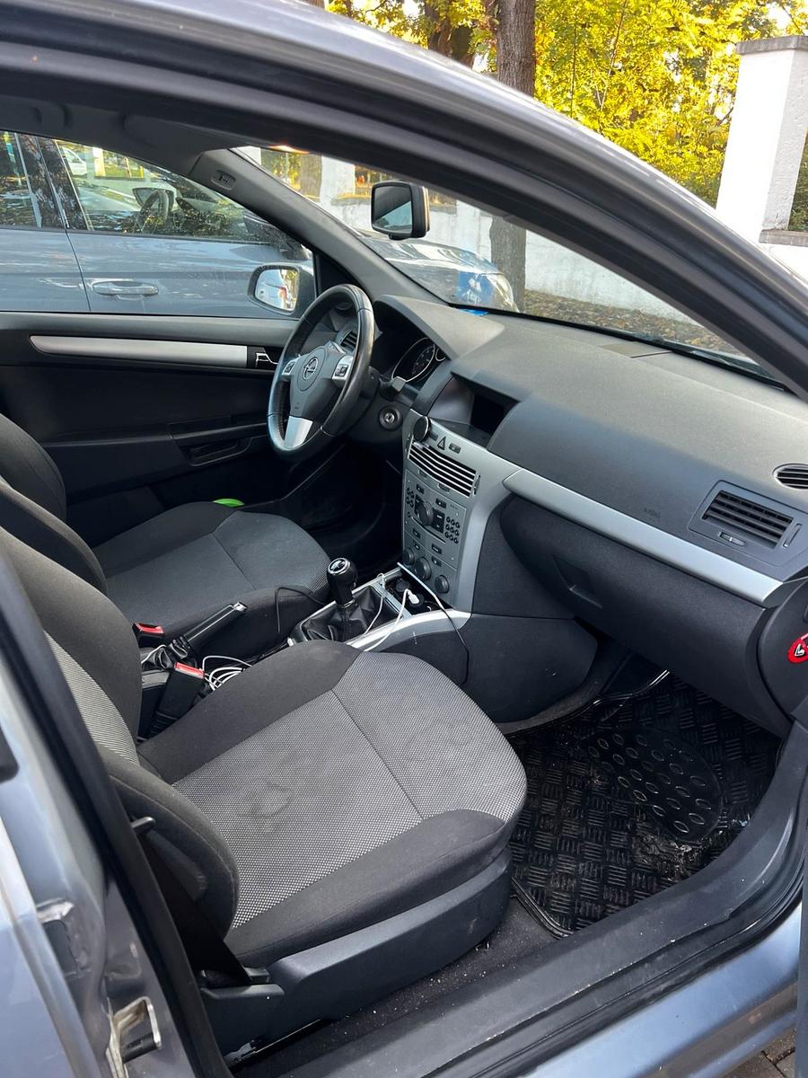 Opel Astra 2009 — photo 11