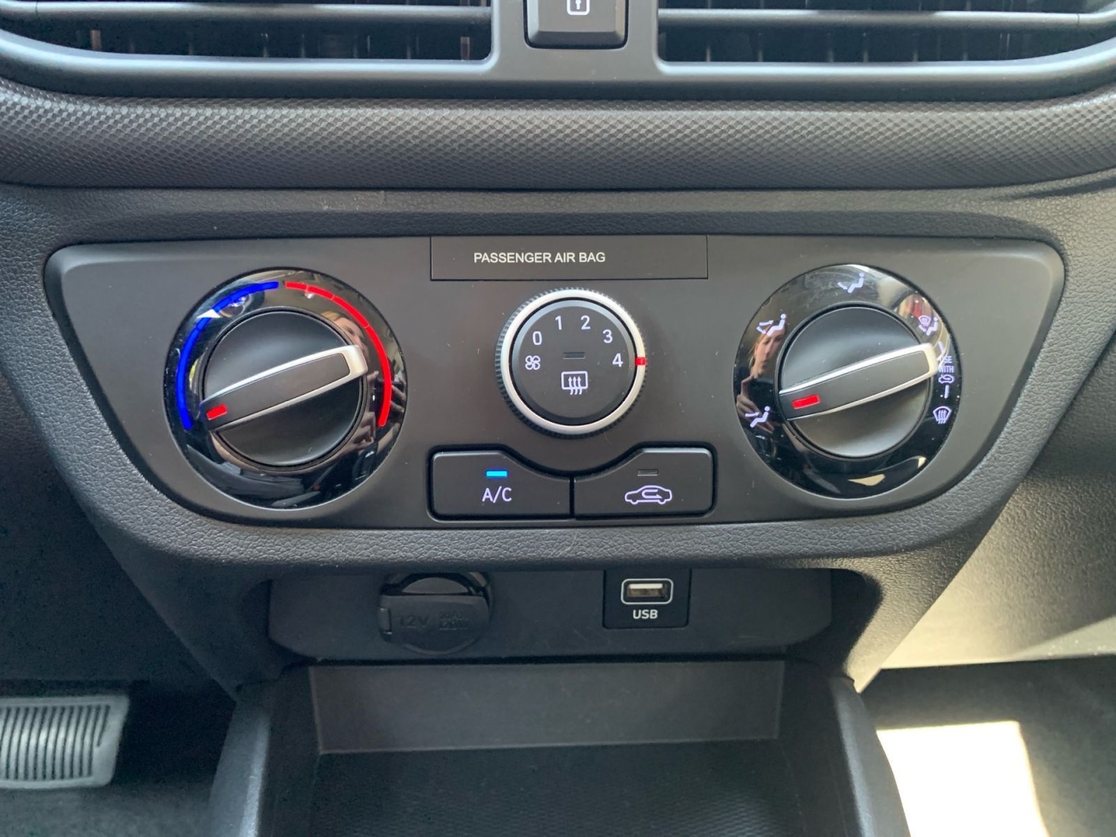 Fahrzeugabbildung Hyundai i10 1.2 PDC Navi Kamera 8Fach Bereift