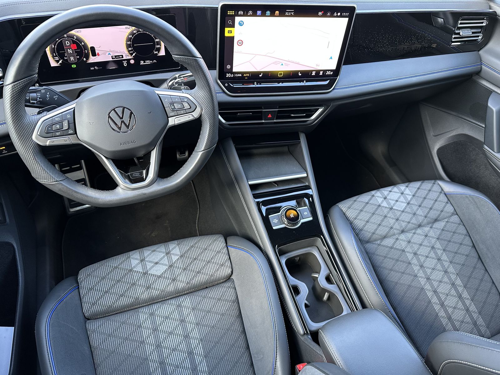 Fahrzeugabbildung Volkswagen Tiguan 1.5 eTSI R-Line DSG NAVI+LED+ACC+AHK+SHZ