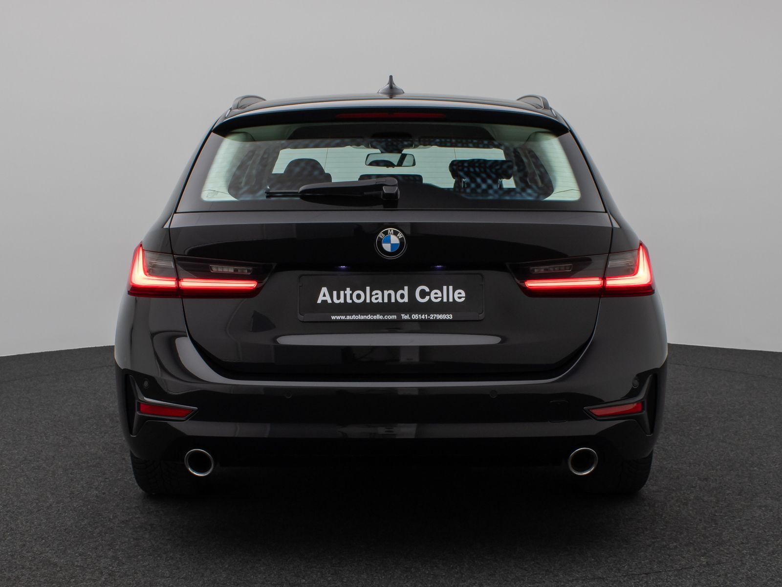 Fahrzeugabbildung BMW 330i HUD DAB CockPitPro DrivAssist PDC LED Alarm