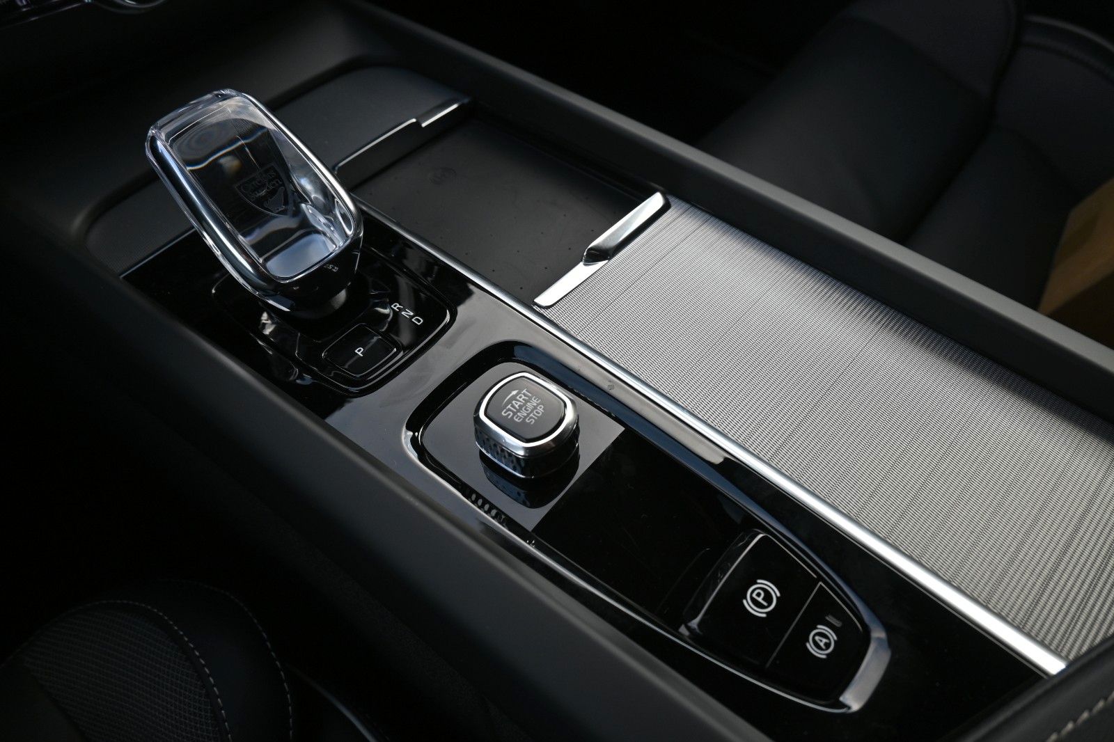 Fahrzeugabbildung Volvo XC60 B5 AWD Plus Dark*H&K*FSHZG*360°*ACC*AHK