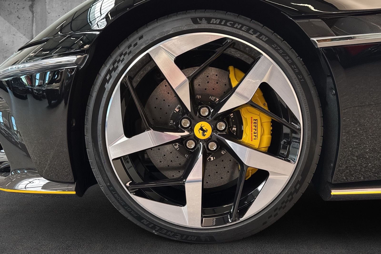 Fahrzeugabbildung Ferrari 12Cilindri Spider*Painted Stripe*Full Carbon*