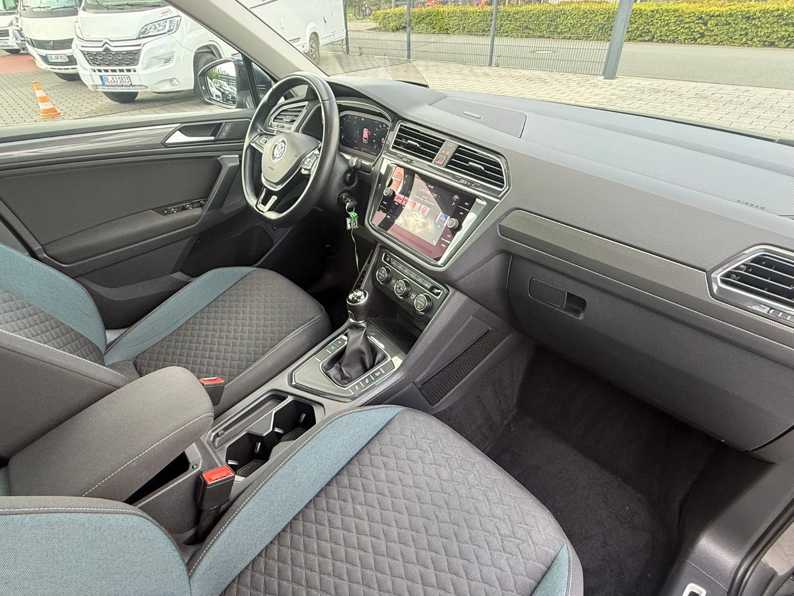 Fahrzeugabbildung Volkswagen Tiguan IQ.DRIVE PANO NAVI KLIMAAUTO SITZHEIZ AHK