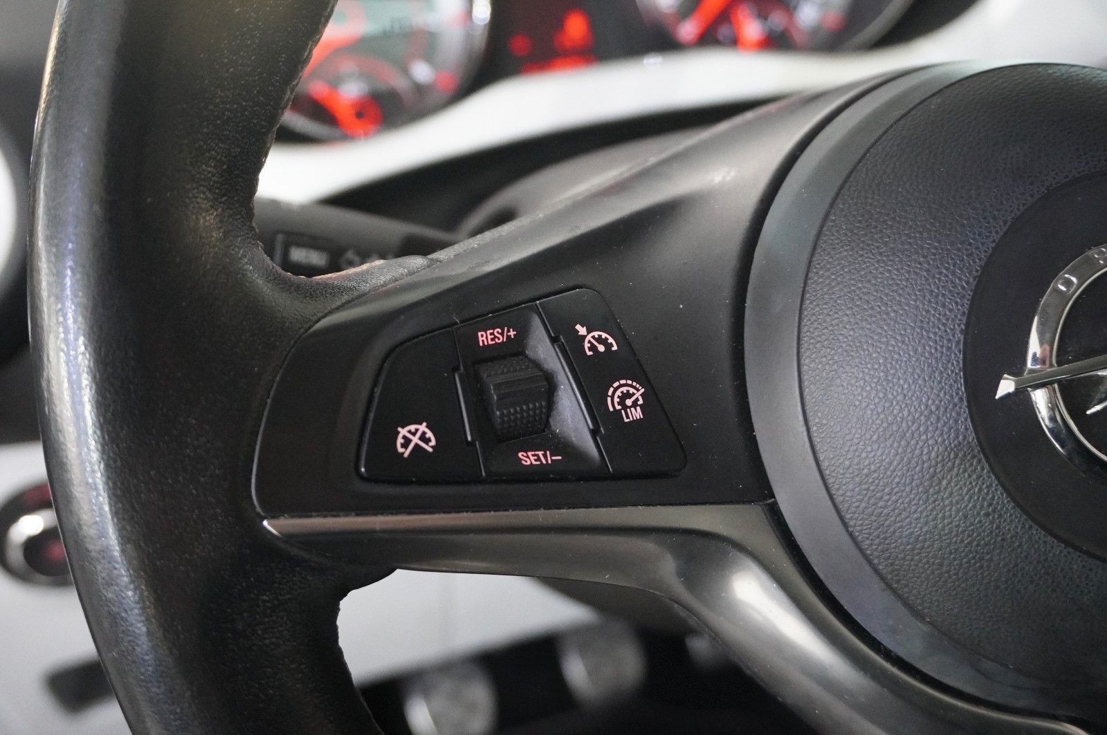 Fahrzeugabbildung Opel Adam 1.4 WHITE LINK LED/TEMP./SPORT/SH/KLIMA/USB