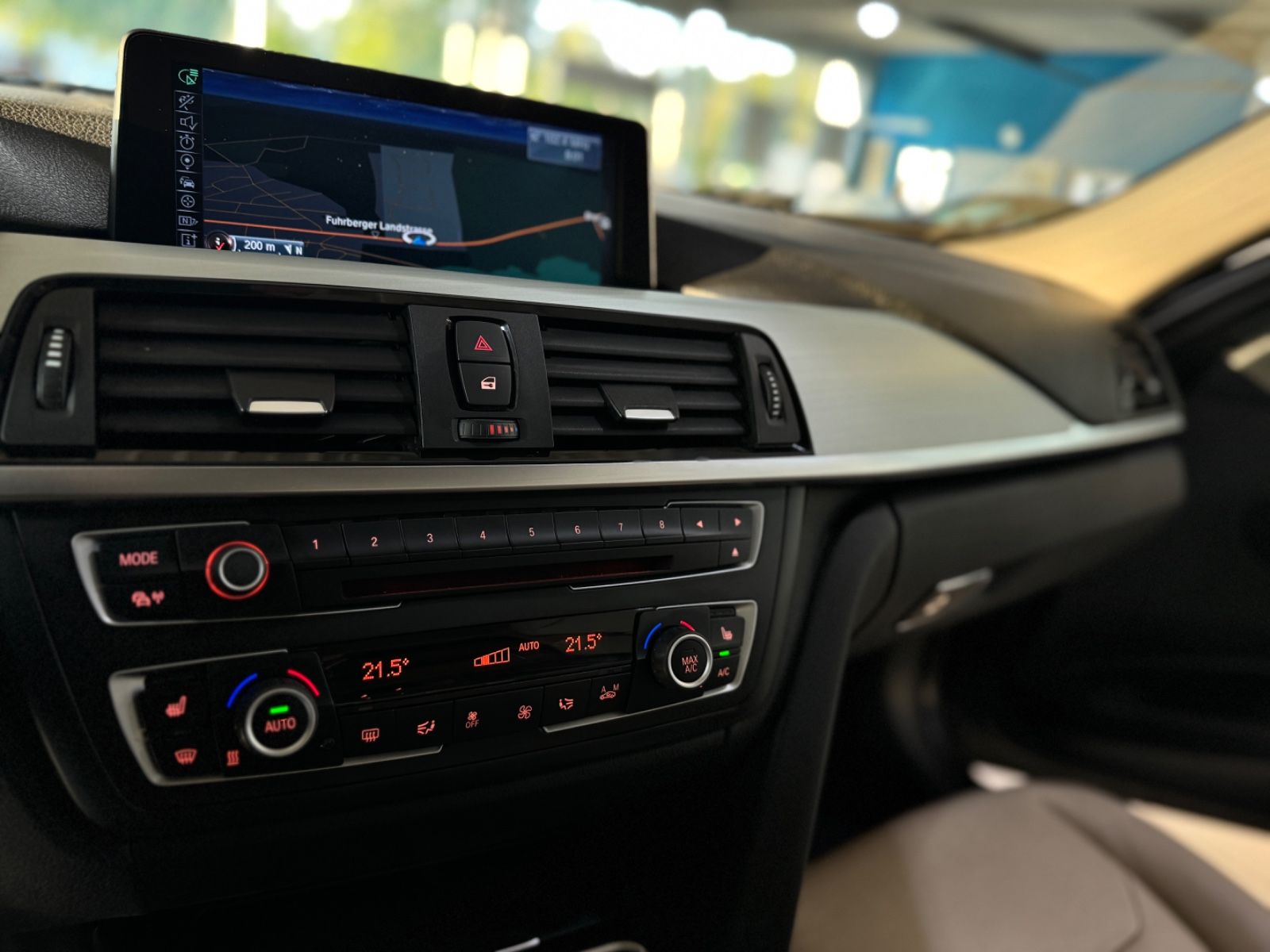 Fahrzeugabbildung BMW 320d Modern Line Panorama Kamera HUD Komfort