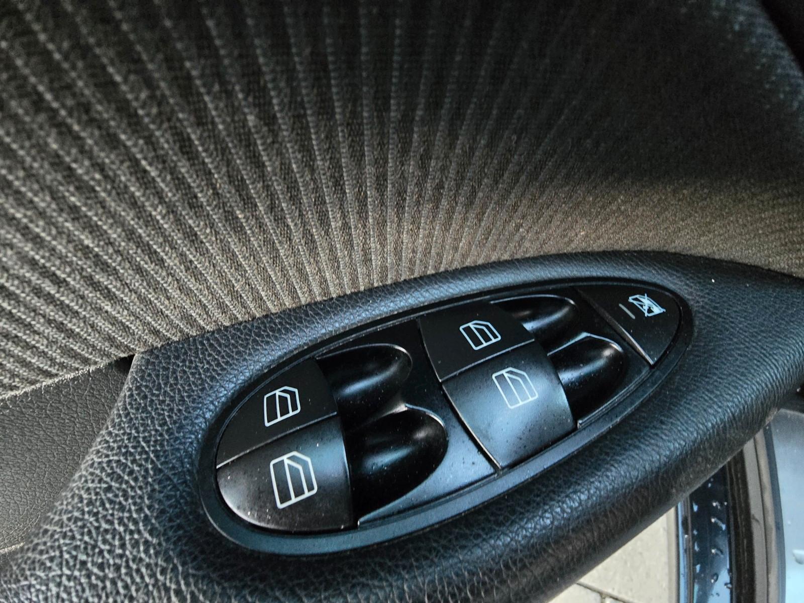 Mercedes-Benz E200 2009 — photo 11