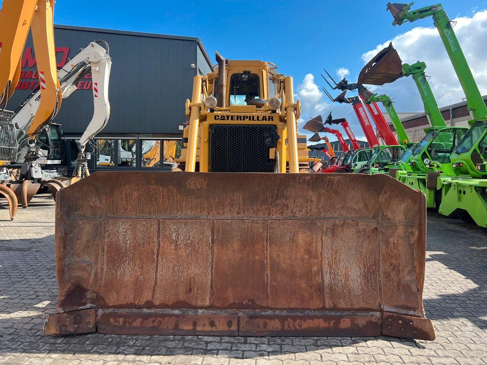 Fahrzeugabbildung CAT D6 H  / 4. Wegeplanierschild /Ripper /