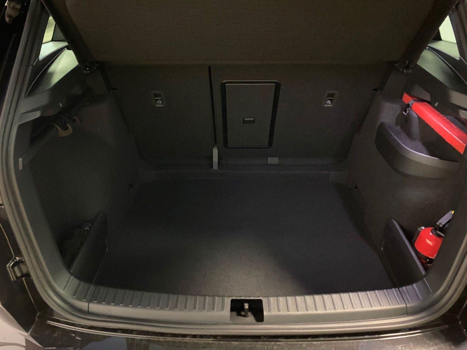 Fahrzeugabbildung SKODA Karoq 1.5l TSI DSG Sportline+NAVI+MATRIX+AHK+18"