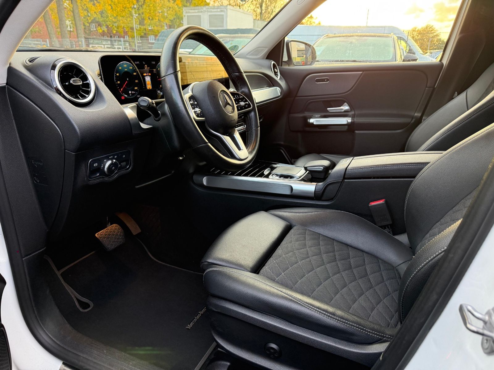 Fahrzeugabbildung Mercedes-Benz GLB 200  GLB 200 d*MEMORY*LED*CAM*CARPLAY*