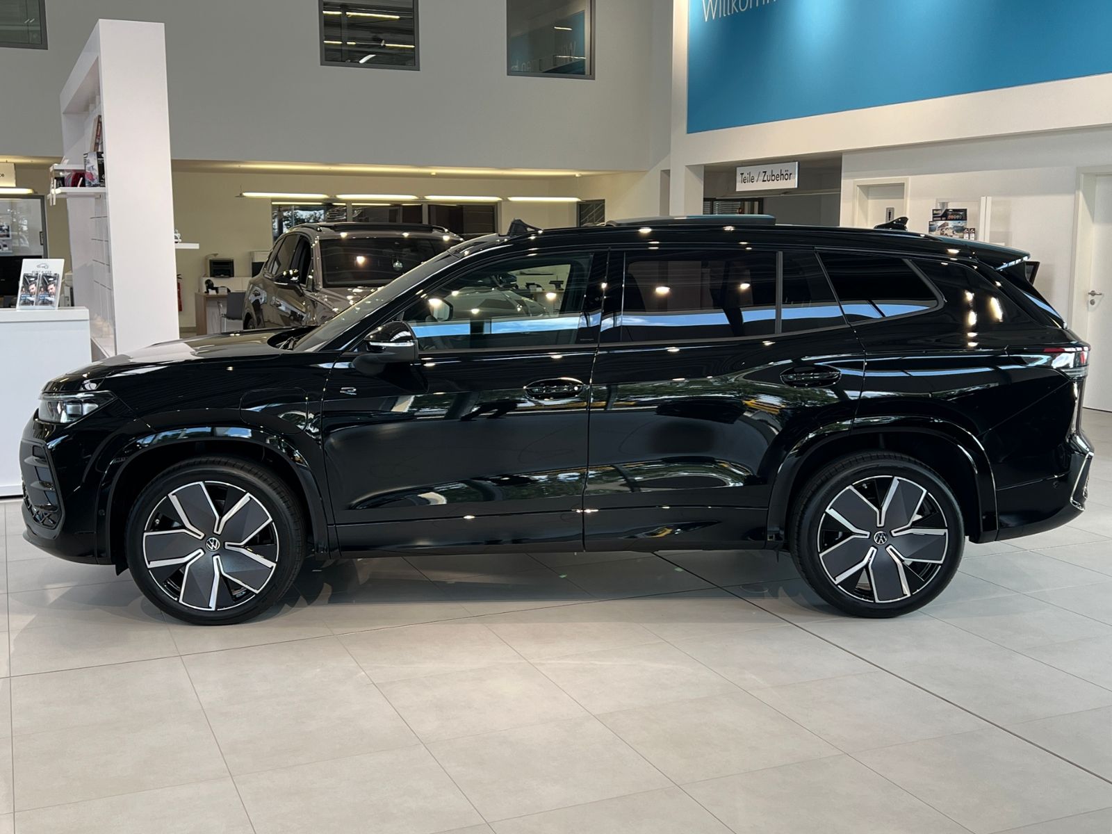 Fahrzeugabbildung Volkswagen Tayron R-Line 1.5 eHybrid DSG *AHK,LM-20",Harman