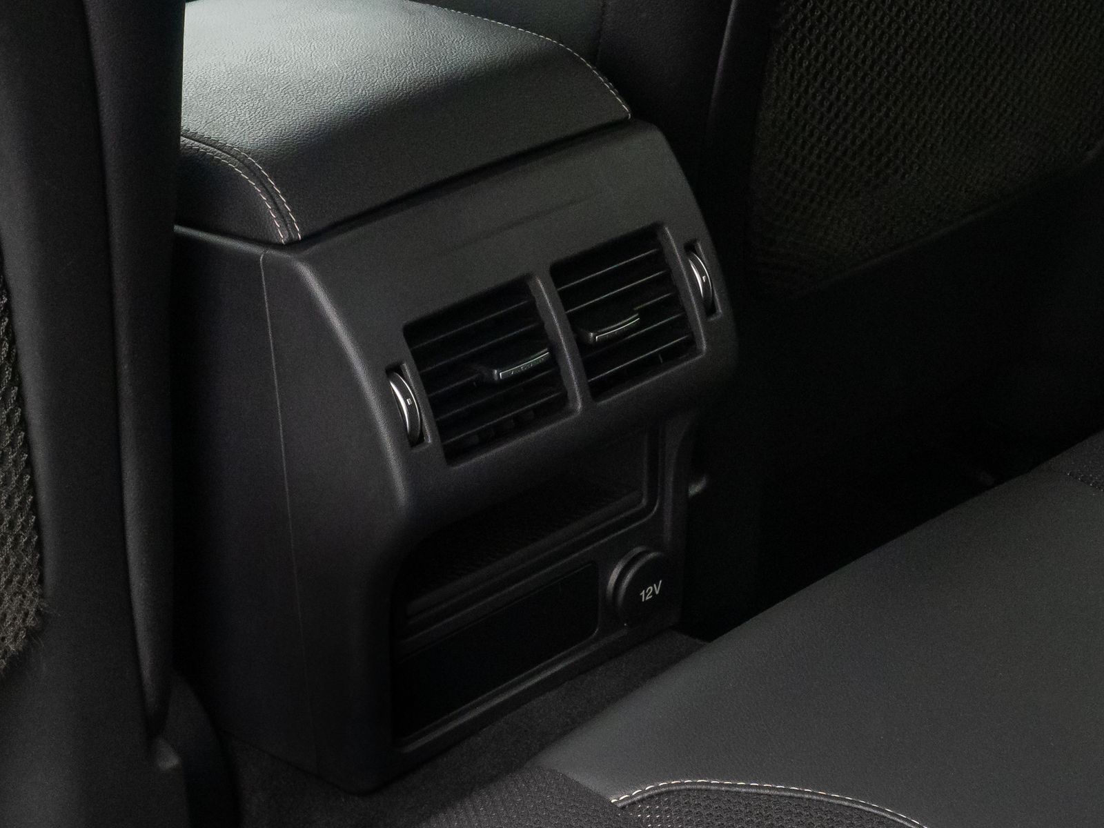 Fahrzeugabbildung Jaguar XE R-Sport FahrAssist Navi Sound Komfort 19Zoll