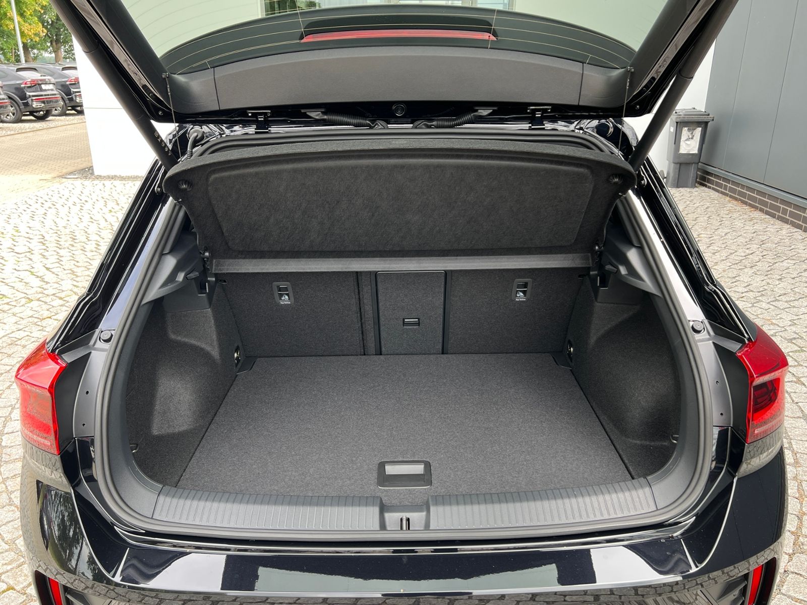 Fahrzeugabbildung Volkswagen T-Roc R-Line 2.0 TSI DSG 4MOTION *AHK, IQ.Light,