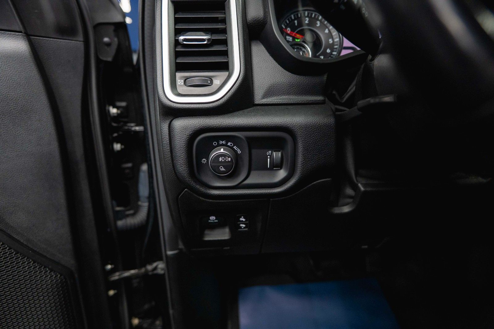 Fahrzeugabbildung Dodge RAM 5.7 V8 HEMI 4x4 BLACK Limited Longbed 19%