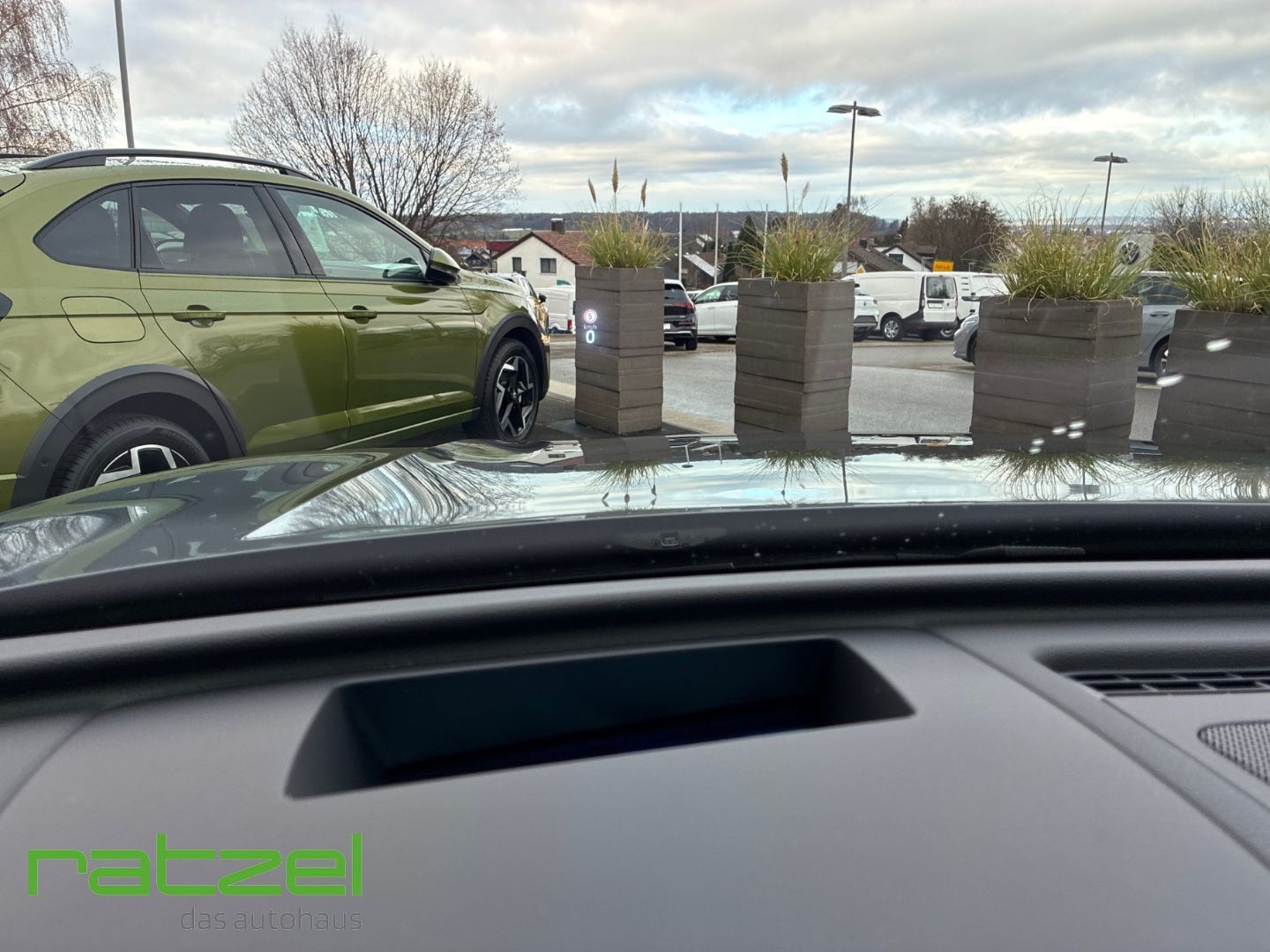 Fahrzeugabbildung Volkswagen Tiguan R-LINE eHybrid Standh.+AHK+HARMAN+IQ.Ligh