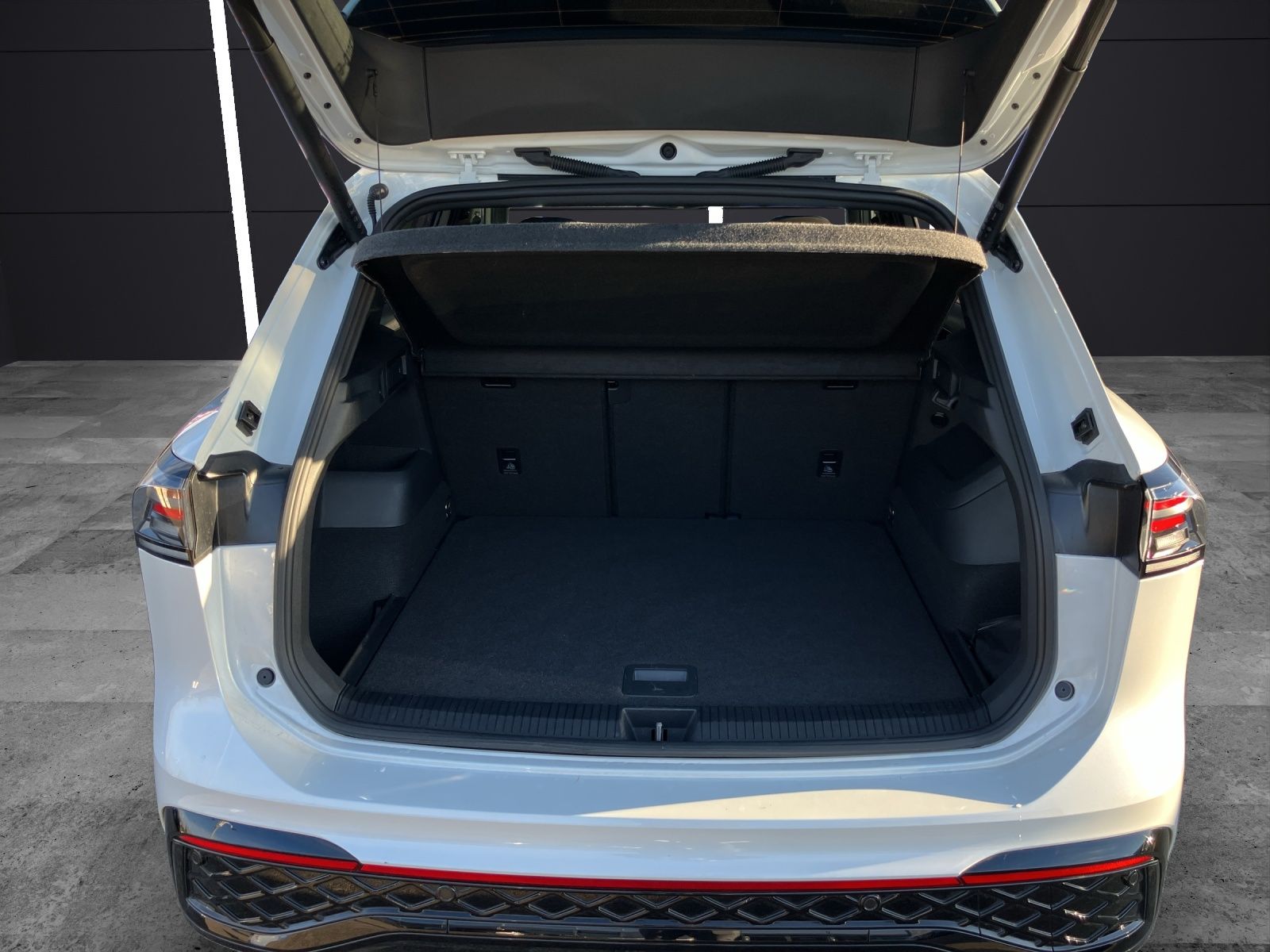 Fahrzeugabbildung Volkswagen Tiguan TDI R-Line 4M DSG MATRIX AHK PANO ACC