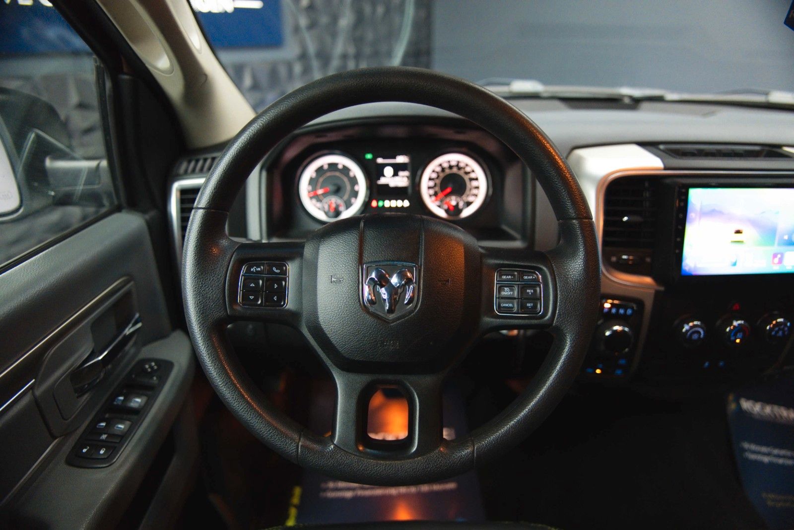 Fahrzeugabbildung Dodge RAM 5.7 V8 HEMI 4x4 OFFROAD Night-Paket LONGBED