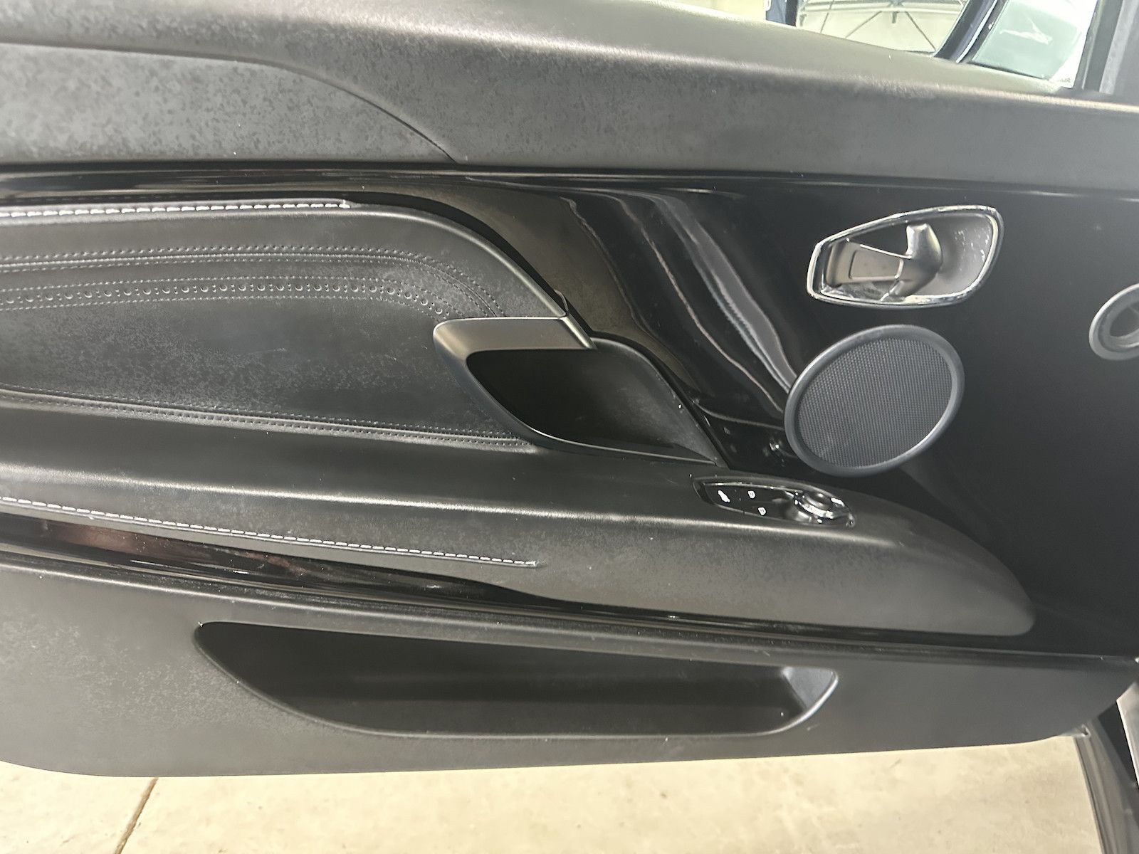 Fahrzeugabbildung Aston Martin DB11 V 12 AML Special Colour/Black-Tech-Pack/