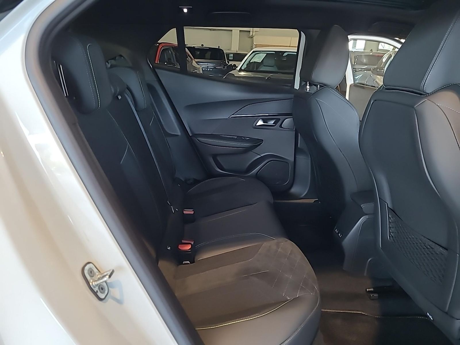 Fahrzeugabbildung Peugeot 2008 GT +180KAMERA+SHZ+NAVI+PANO+LANEASSIST+