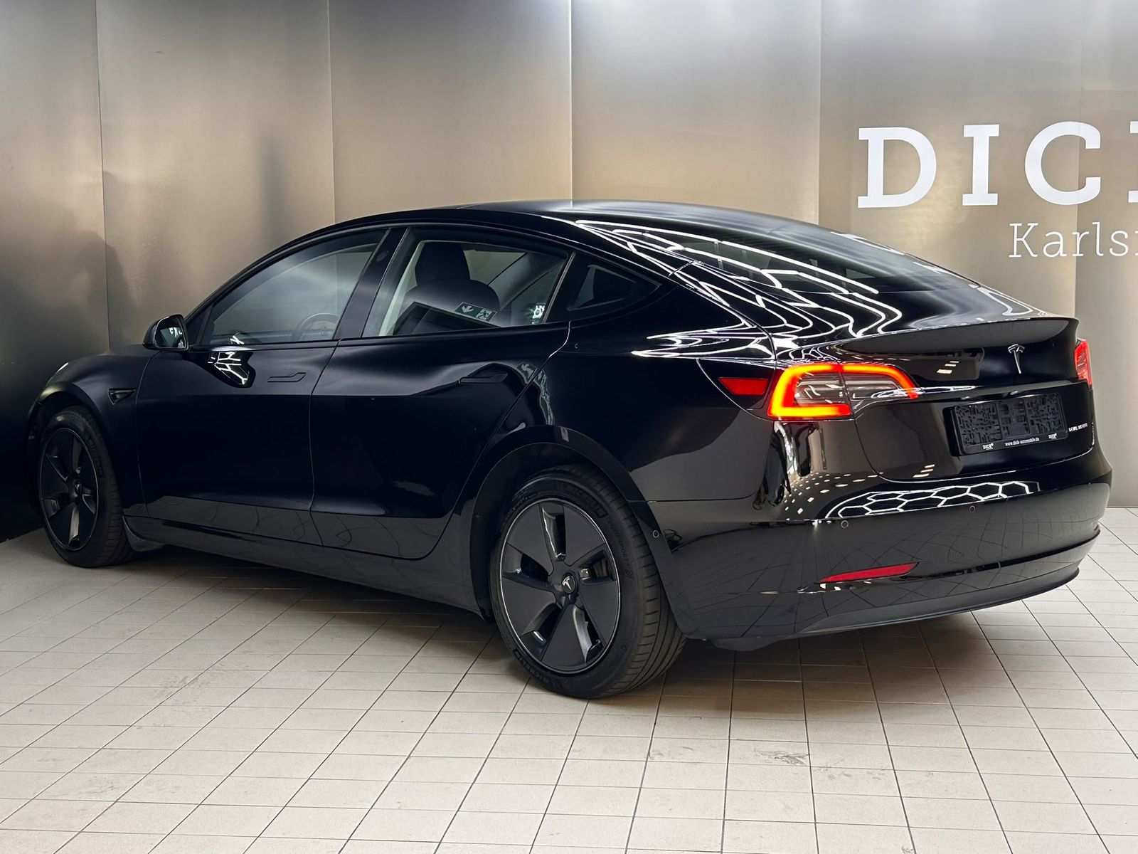 Fahrzeugabbildung Tesla Model 3 Long Range Dual AWD PANO+LED+NAV+SHZ+KAM