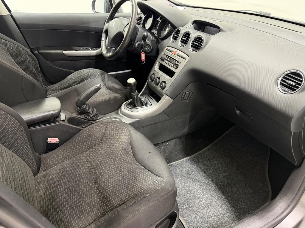 Peugeot 308 2009 — interior