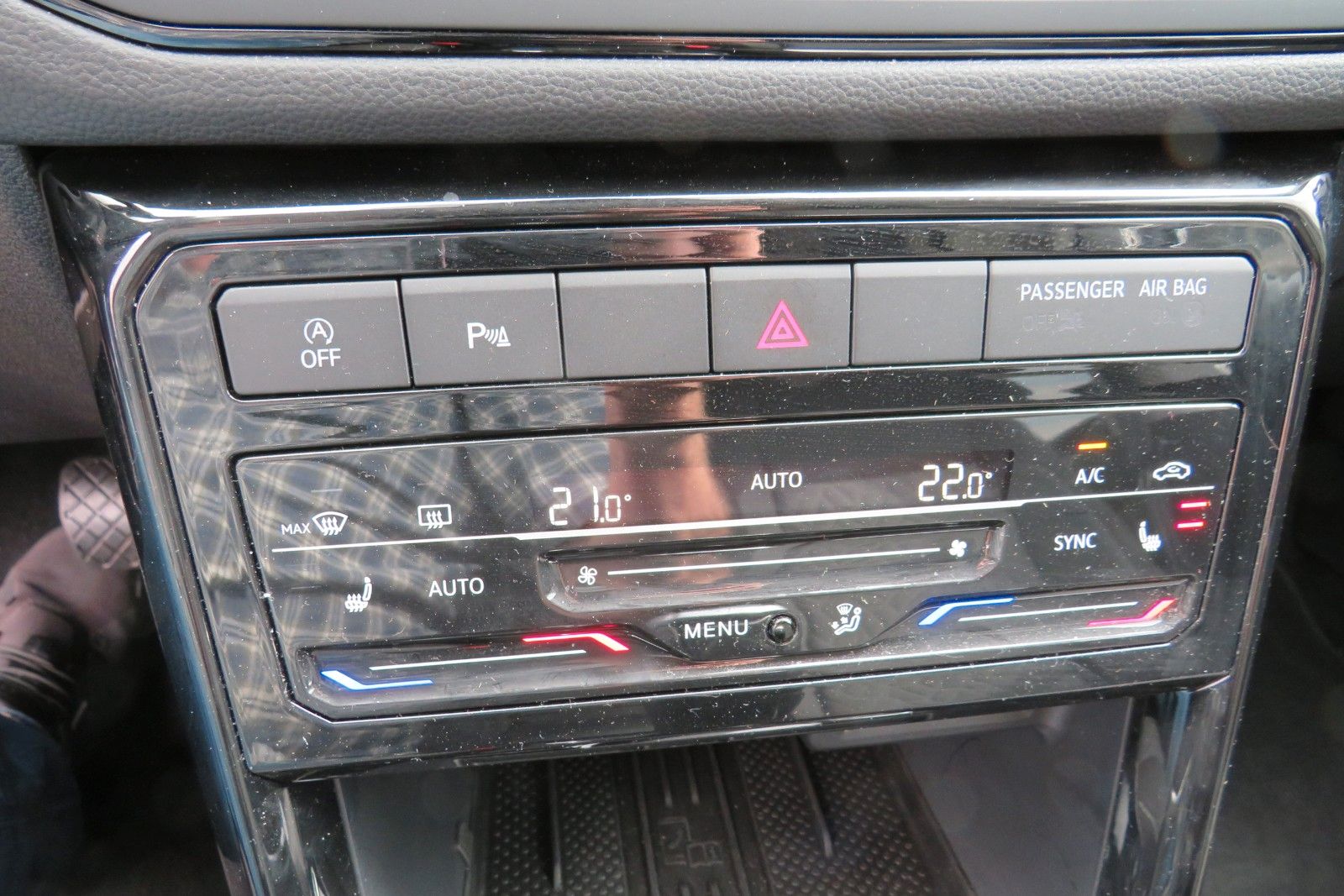 Fahrzeugabbildung Volkswagen T-Cross DSG ACC KAMERA NAVI SITZH LED APP GJ 1.H