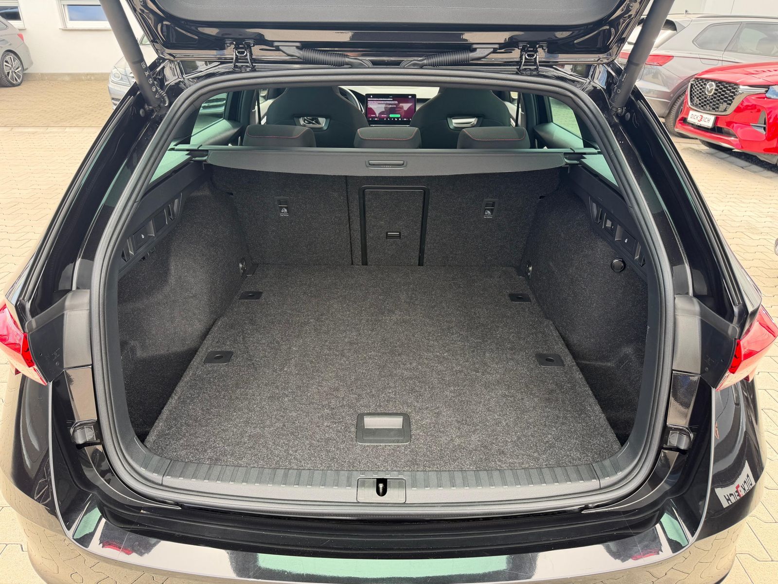 Fahrzeugabbildung SKODA Octavia 2.0 TSI 195 kW RS PANO*MATRIX*AHK*CANTON