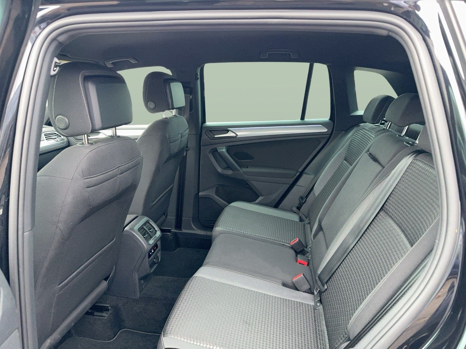 Fahrzeugabbildung Volkswagen Tiguan eHybrid Active DSG LED AHK Navi HUD AID A