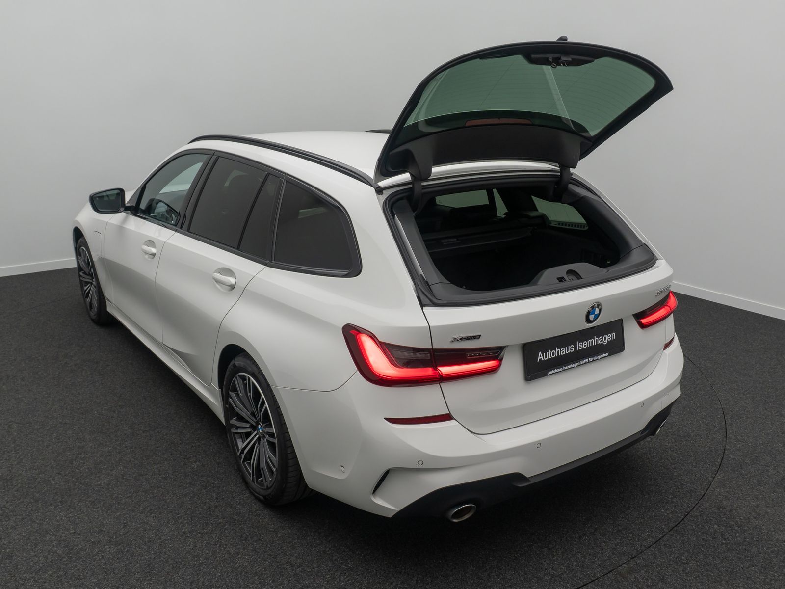 Fahrzeugabbildung BMW 330e xD M Sport DAB Laser AHK HUD Kamera Alarm