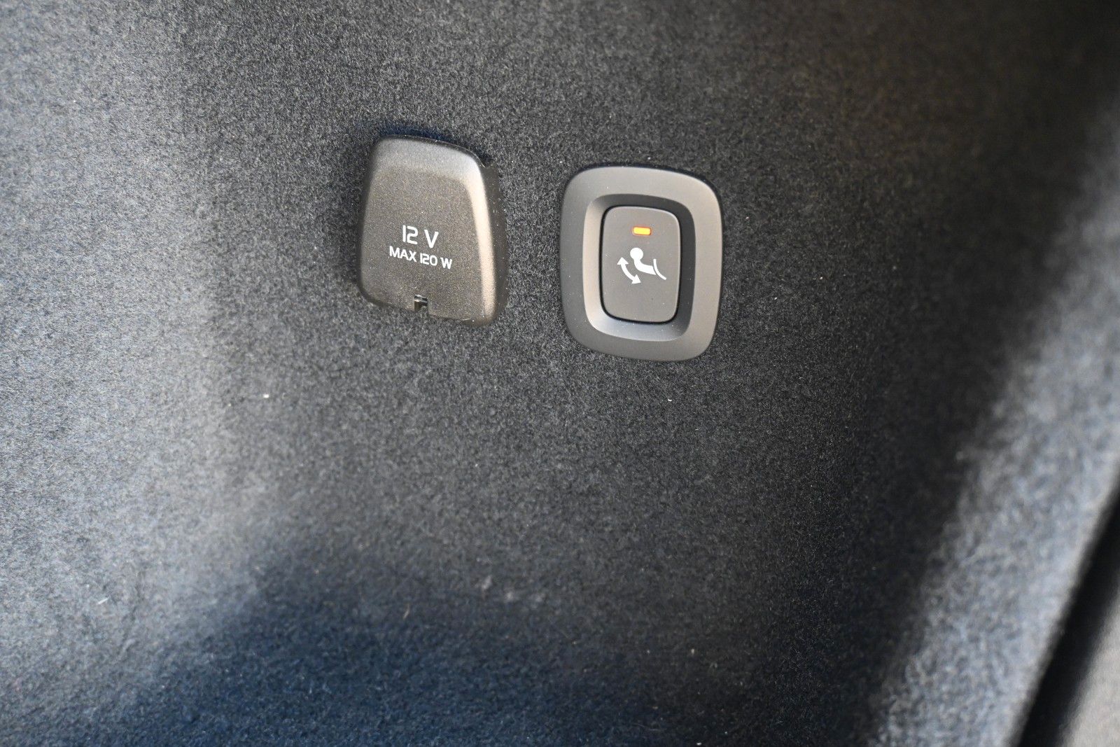 Fahrzeugabbildung Volvo V60 T6 Plus Dark AWD*AHK*LHZG*Leder*