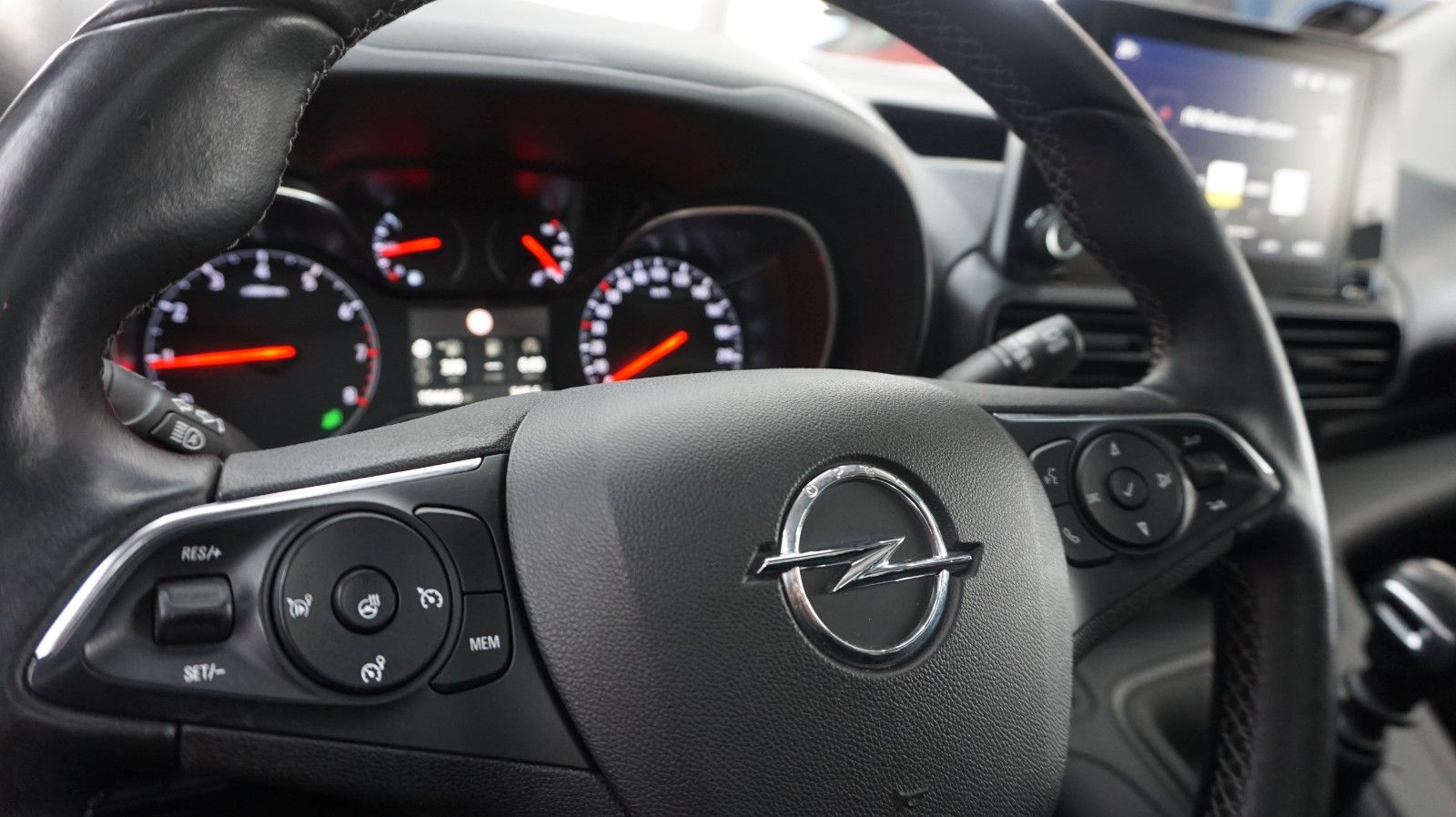 Fahrzeugabbildung Opel Life E Innovation 5,5 L. durch. Verbrauch