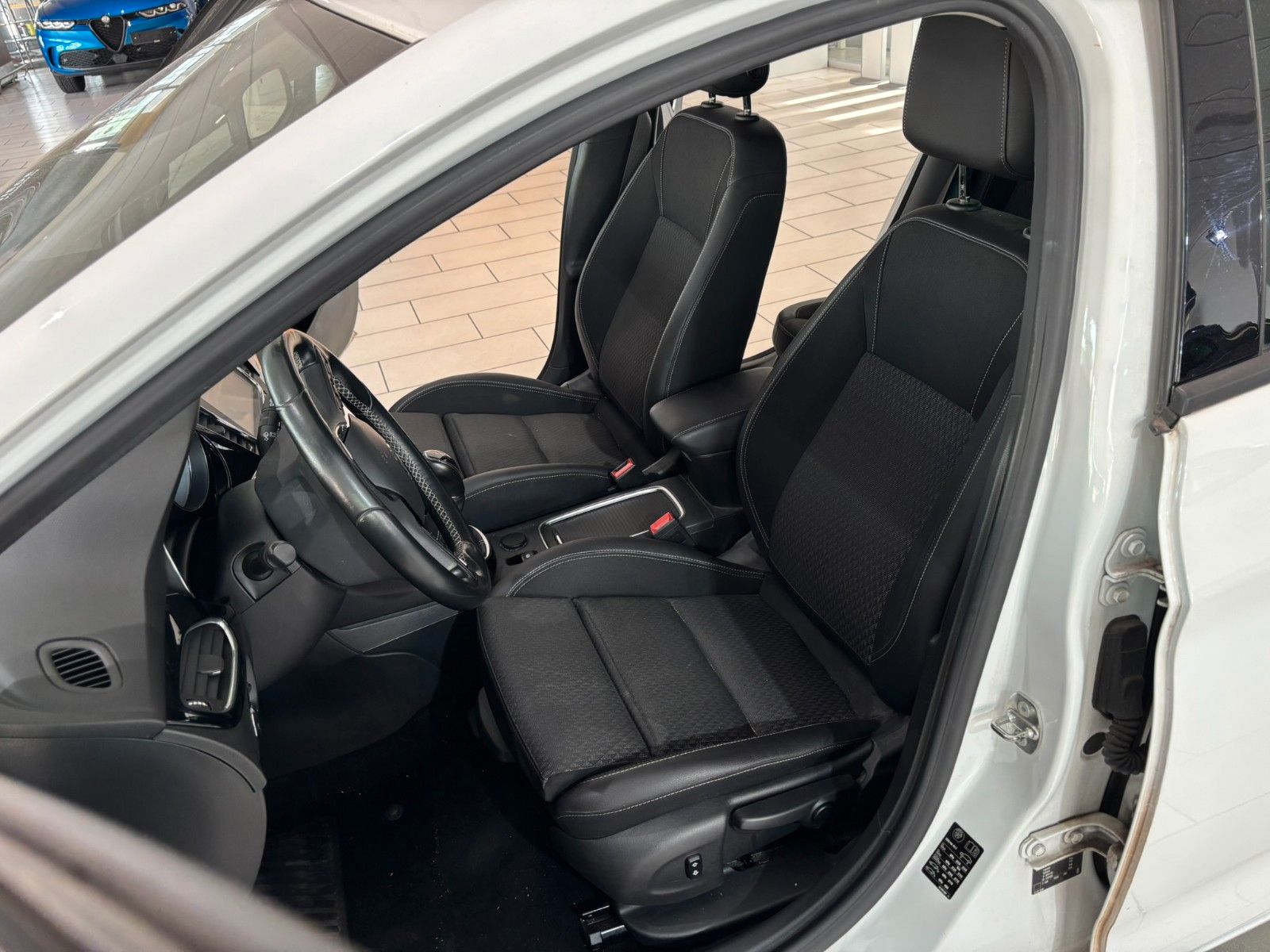 Fahrzeugabbildung Opel Astra ST 1.4T INNOVATION NAVI/KAMERA/SHZ/MATRIX