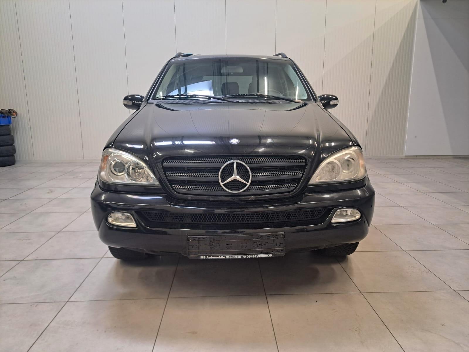 Mercedes-Benz ML270 2004 — rear view