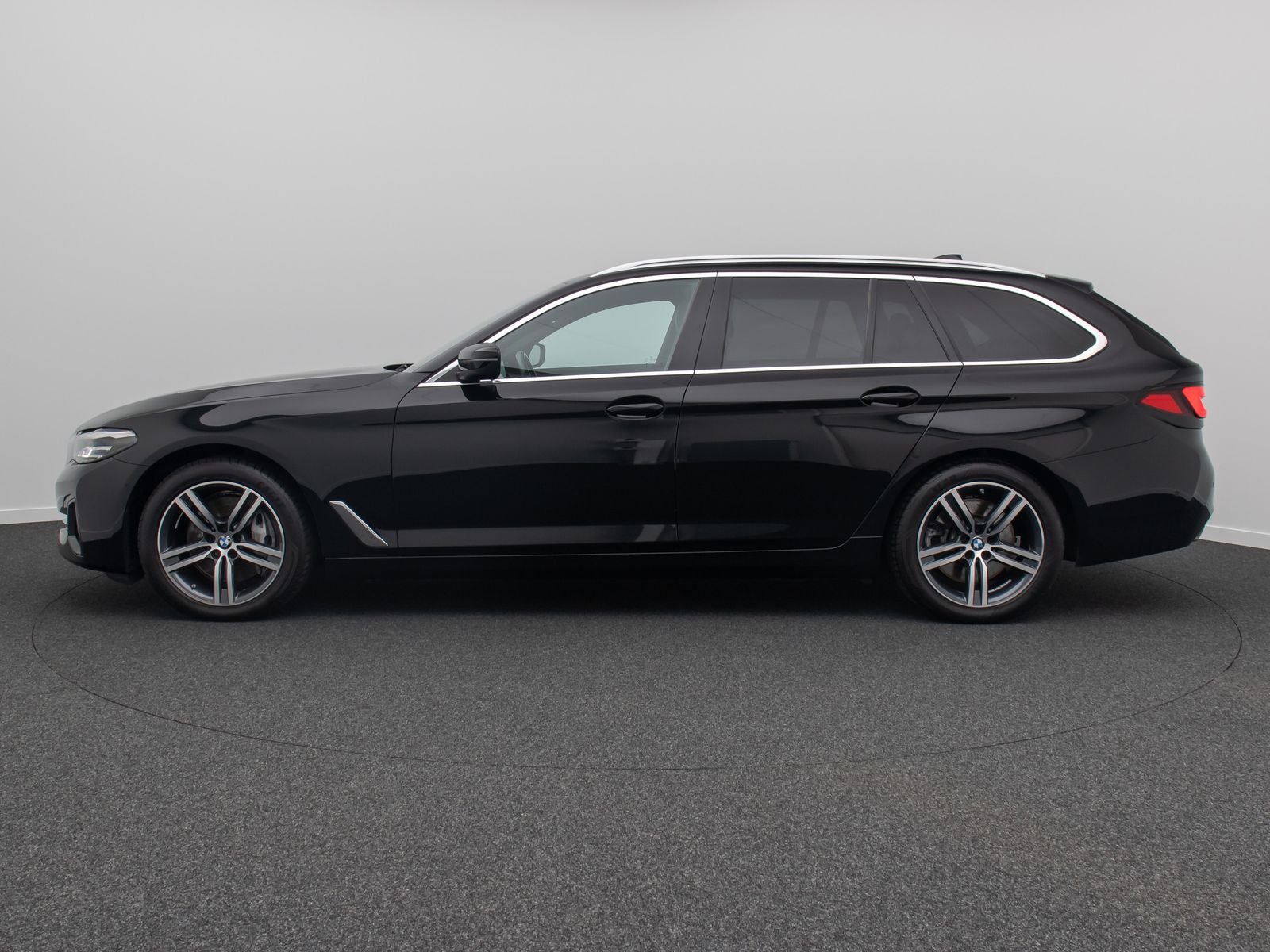 Fahrzeugabbildung BMW 530d xD Alarm HUD DAB Kamera DisplayKey Panorama