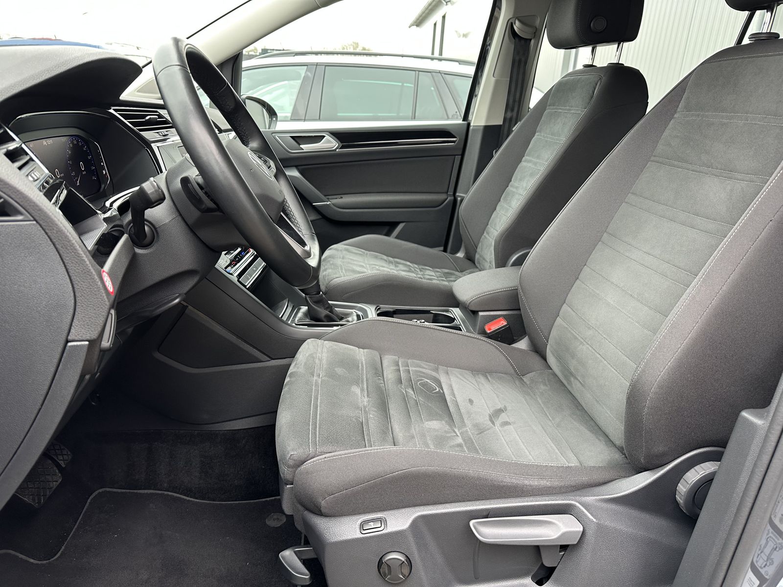 Fahrzeugabbildung Volkswagen Touran 2.0 TDI DSG 7-Sitzer Highline NAV+LED+AHK