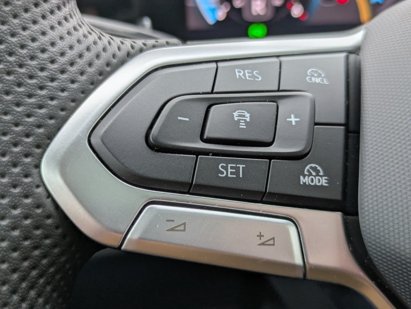 Fahrzeugabbildung Volkswagen Tiguan 2.0 TDI 4M R-Line PANO*H&K*AHK*MATRIX*20"