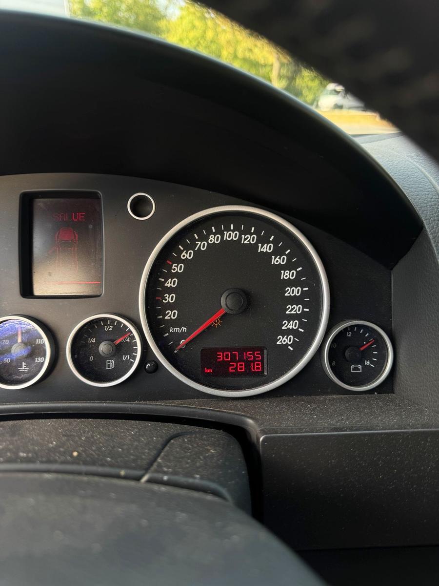 Volkswagen Touareg 2005 — photo 12