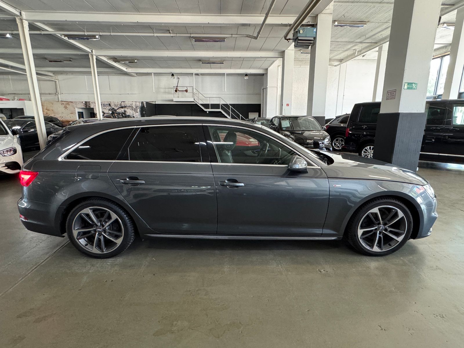 Fahrzeugabbildung Audi A4 2.0 TFSI S-TRONIC 3X-SLINE VIRTUAL LED VOLL