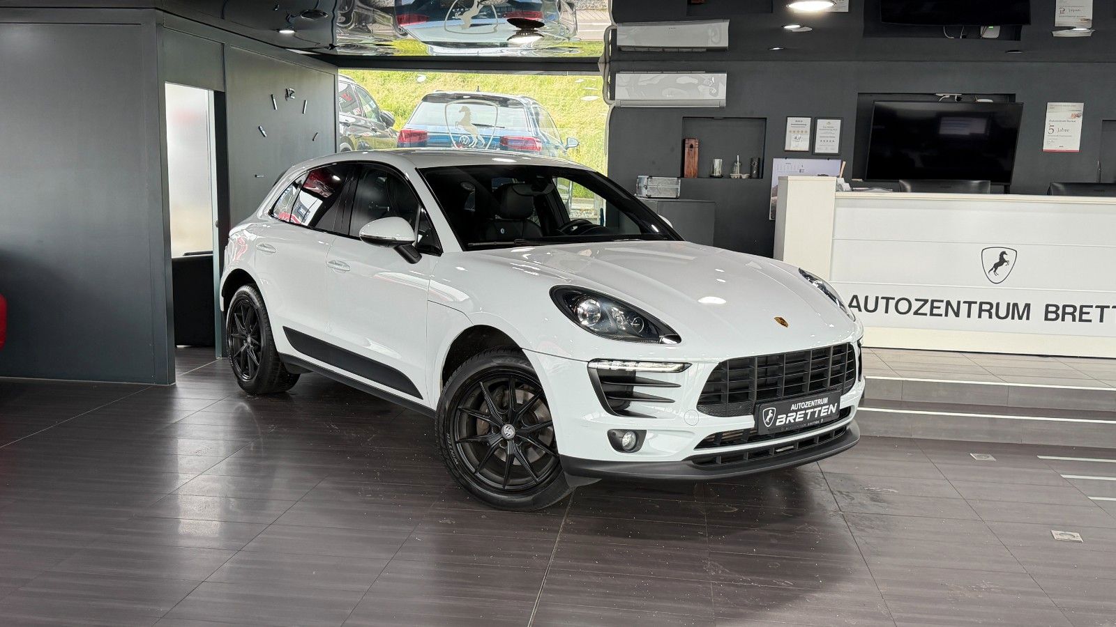 PORSCHE Macan