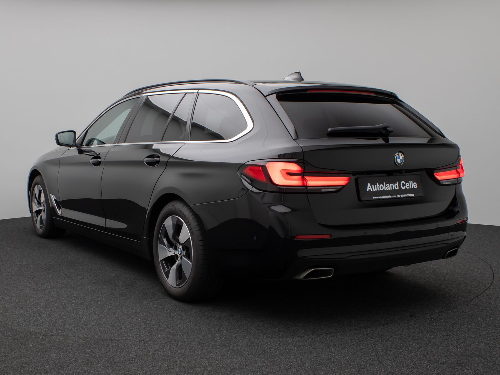 Fahrzeugabbildung BMW 520d xD Panorama Kamera HUD DAB H/K AHK Leder