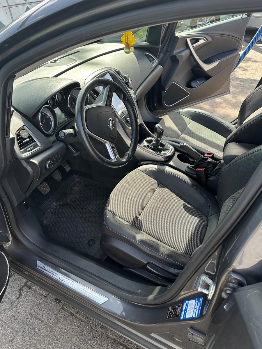 Opel Astra 2011 — photo 8