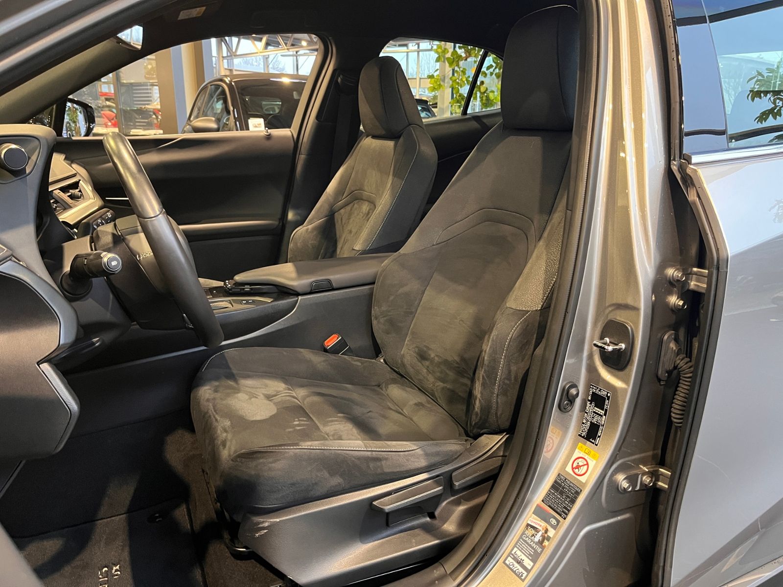 Fahrzeugabbildung Lexus UX 250h Launch Edition LED NAV SHZ PDC RFK 17"