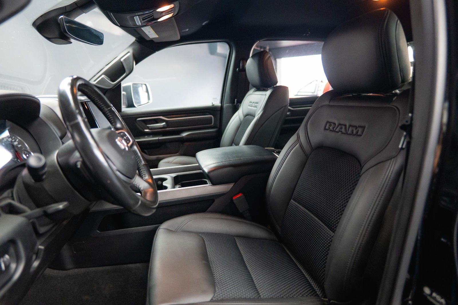 Fahrzeugabbildung Dodge RAM 5.7 V8 HEMI 4x4 Offroad Night-Edition LPG
